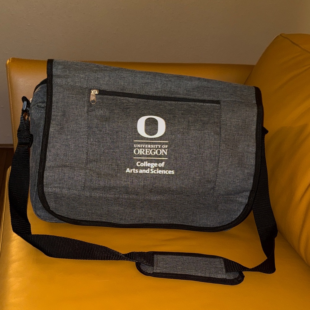 NWOT University of Oregon College of Arts & Sciences Gray Messenger Bag
